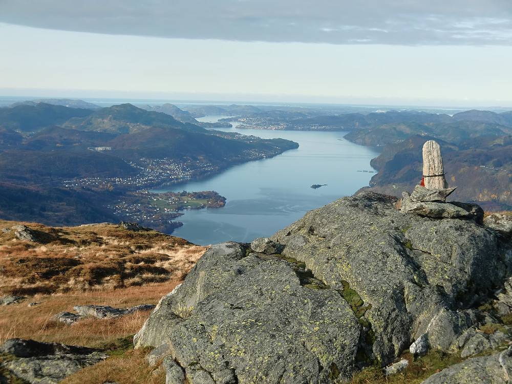 Utsikt ut Sørfjorden fra Høgevarden 781