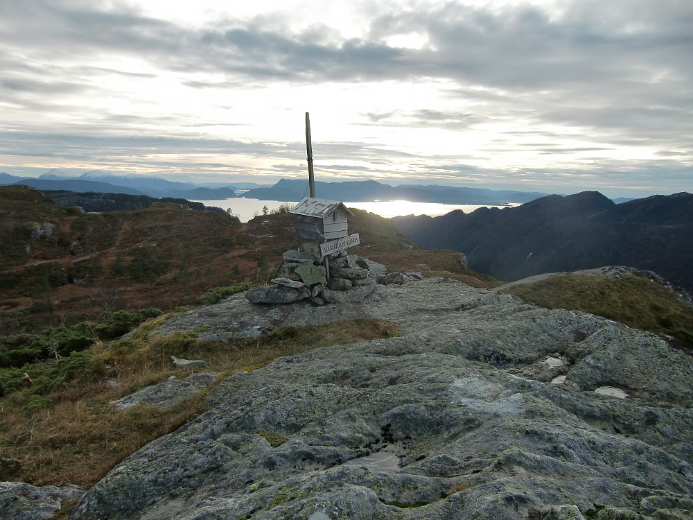 Bergsfjellet 521 her med utsikt sydover mot Tysnes