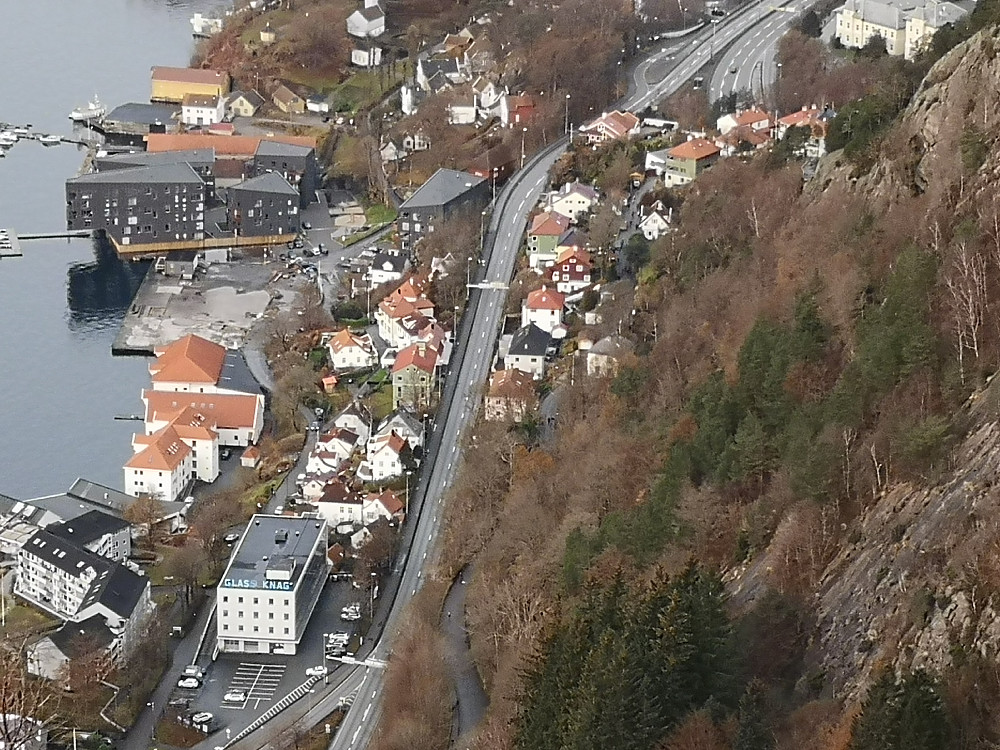 Zoomet bilde av motorveien E39 fra Sandvikspilen som er stengt grunnet vannbrudd. Ingen biler å se. Veien er faktisk den eneste veiforbindelsen vi har fra nord inn mot sentrum av byen.