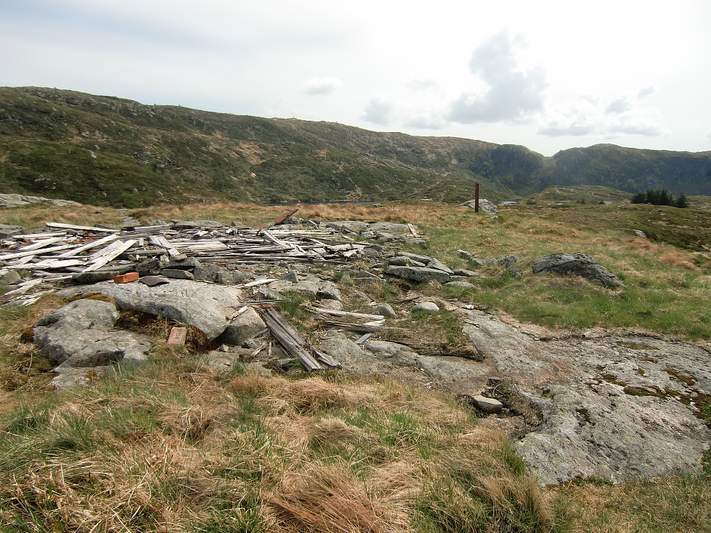 Restene etter hytten Fjeldborg som ble ferdig bygget i 1905 og forfalt ca 1990. Hytten sto på toppen av Såtane 508 moh. med nabohytten Helgheim litt lengre syd på ryggen.