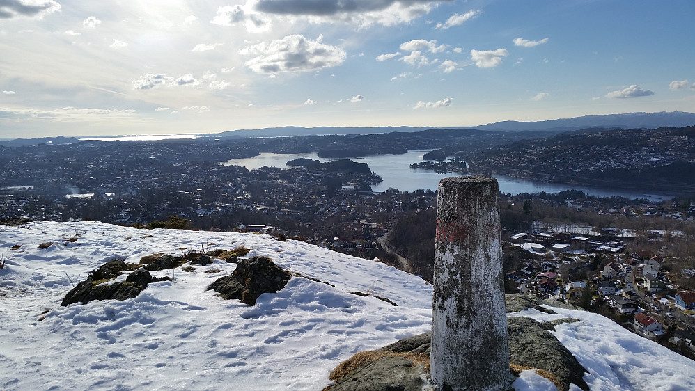Natlandsfjellet trig-punkt 246, her med utsikt sydover mot Fana med Nordåsvatnet