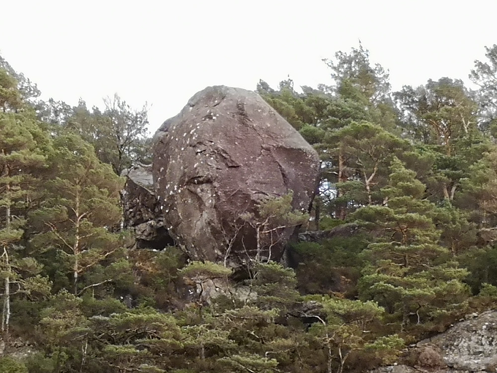 Tobrik er en enorm stein, her zoomet bilde nede fra Tjørnahuk. 