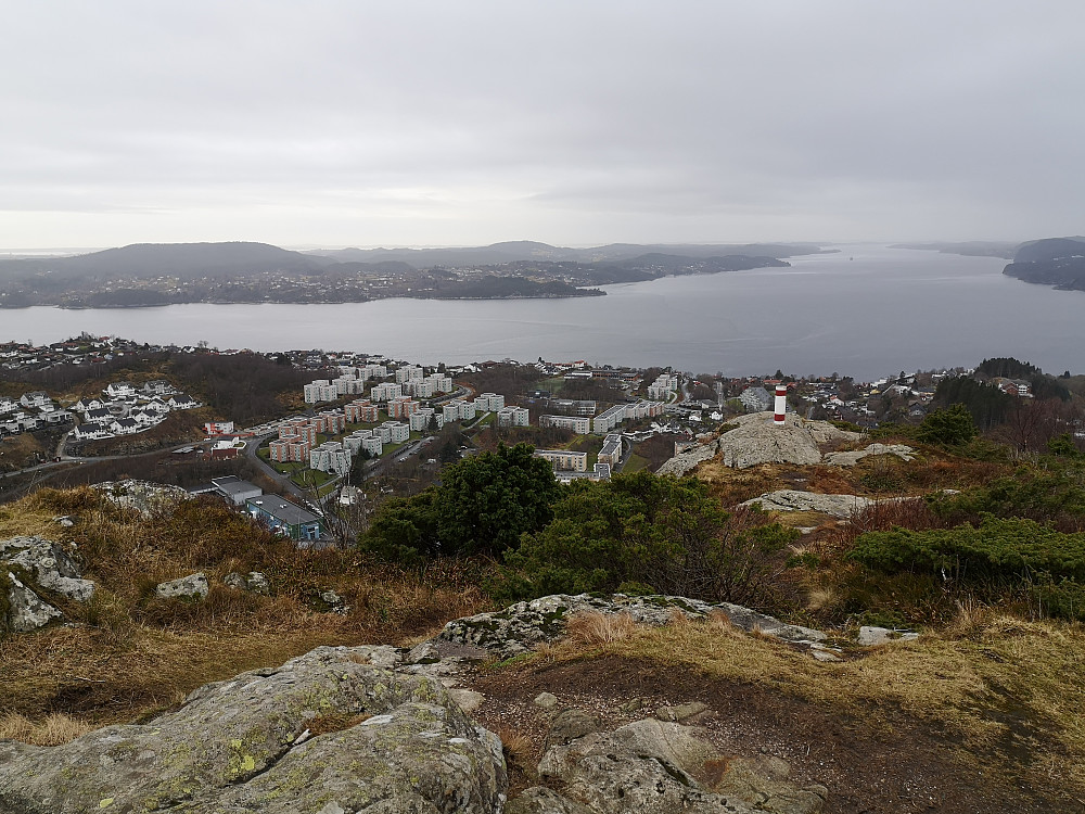 Utsikt mot Toppe og videre utover Herdlefjorden