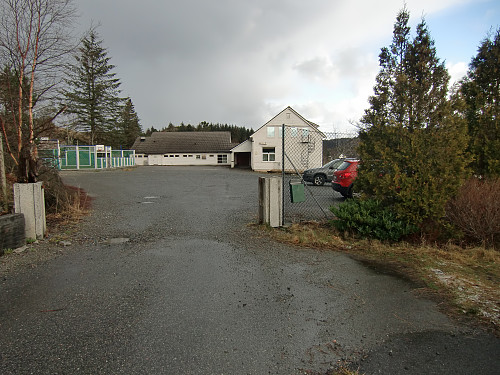 Parkerte inne på skoleplassen