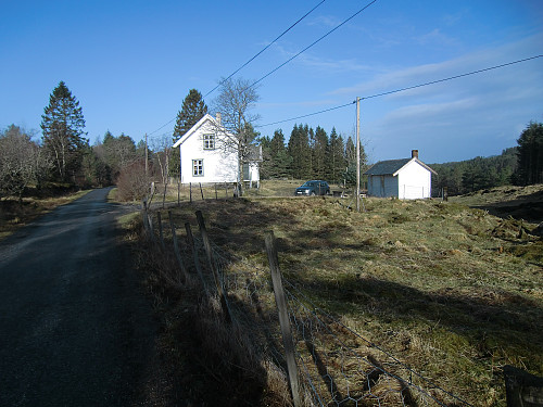 Parkerte ved Ones og Kvalvåg Grendahus, tidligere skolehus.