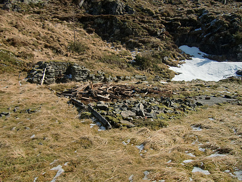 Restene etter hytten Elvehøy også kalt Fjellhytten