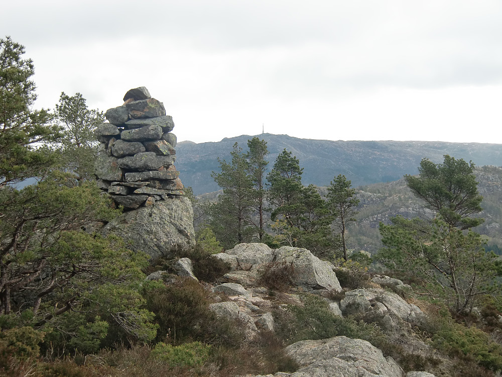 Varden "kjerringen" på Nipen. 1911 er innhugget i en stein og varden ble bygget av hytteeierne på Brattheim, fint utsiktspunkt.