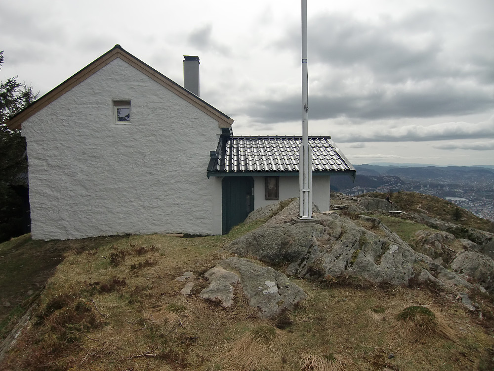 Toppen på Søre Midtfjellet med Fjellhytten