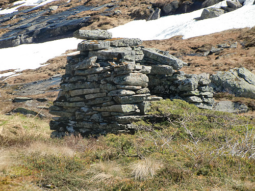 Gammel steinbu i dalen opp til Meinsemdevatnet. Er ikke mer en ca 1 x 1 meteri indre mål. 