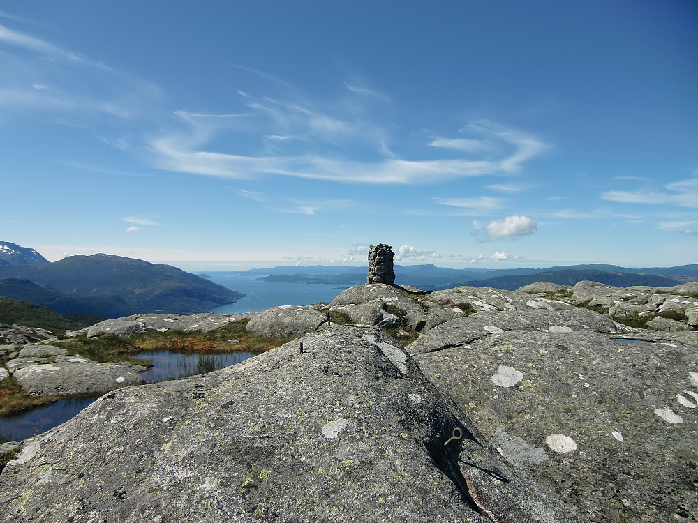 Fagerlifjellet. Høyeste punkt bolt i fjell noen meter bak varden. 