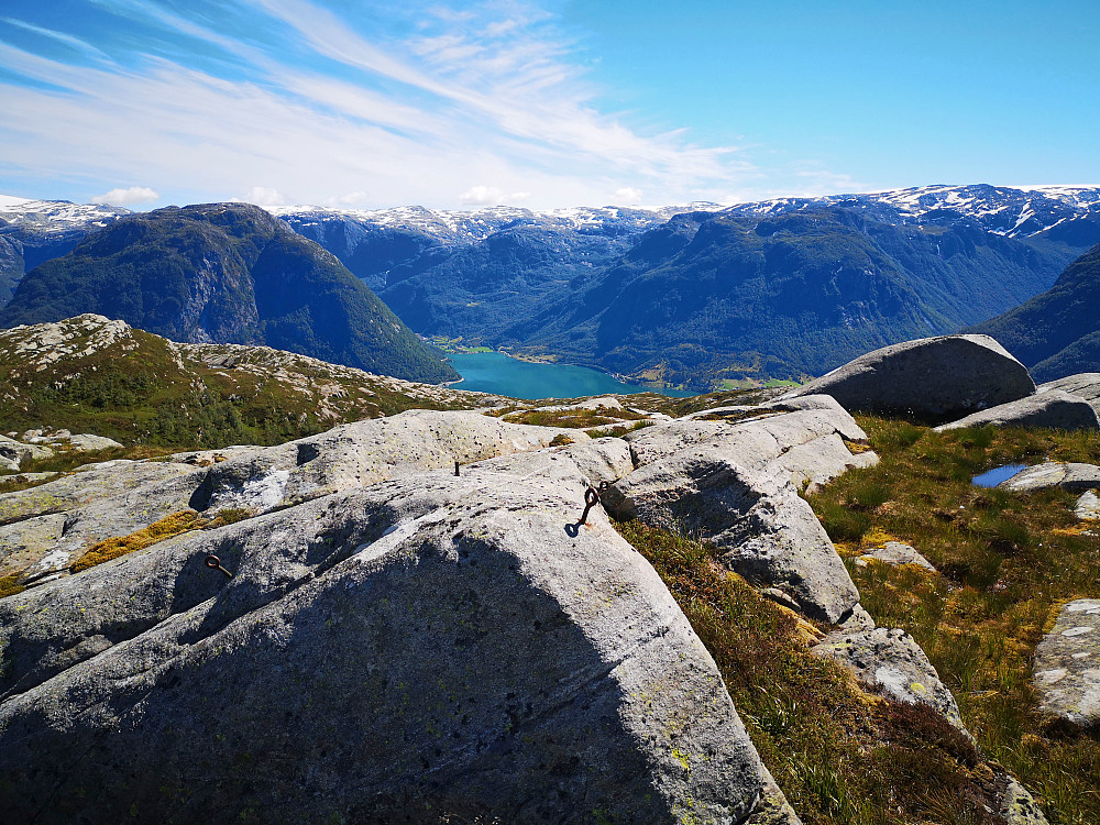 Utsikt mot øst fra toppen mot Rippelsåta og Austepollen ved Maurangerfjorden