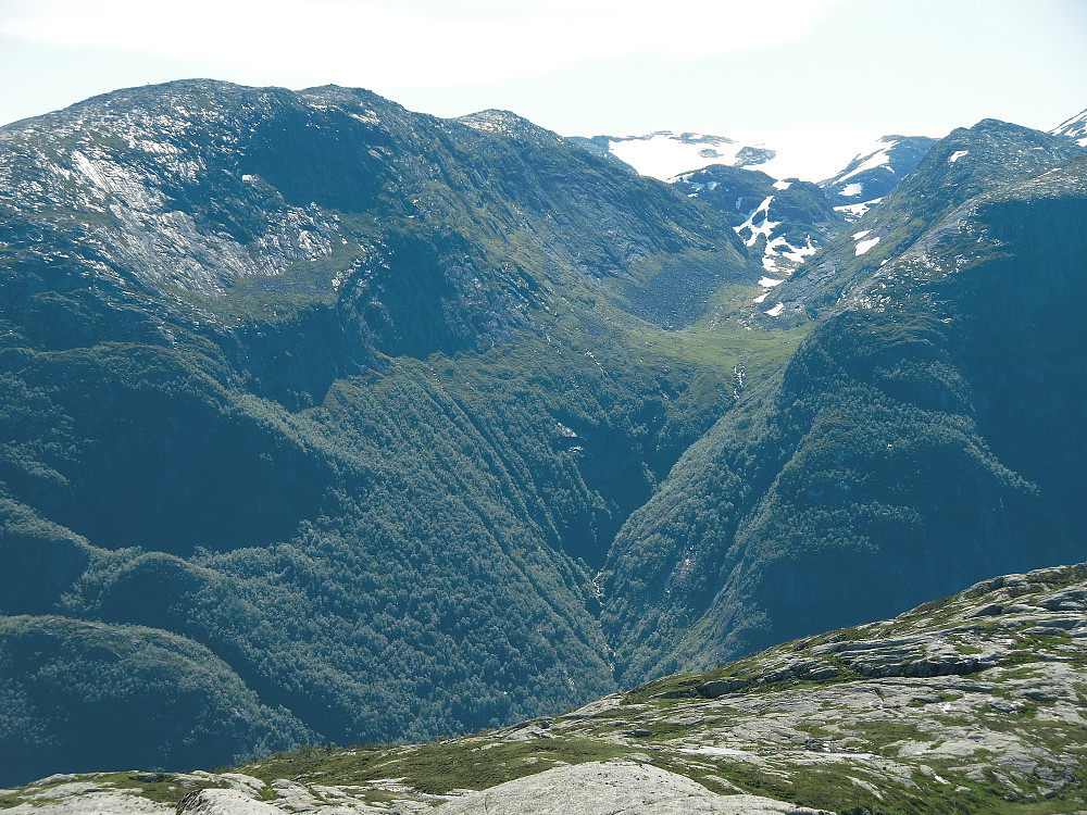 Utsikt mot syd, Heimadalsberget med Krokagjilet og Heimadalen (zoomet)