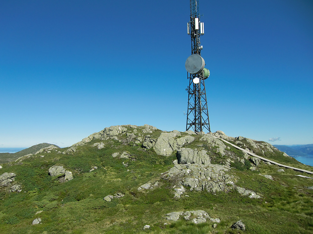 Etlådnefjellet med det høyeste punktet ved masten. 