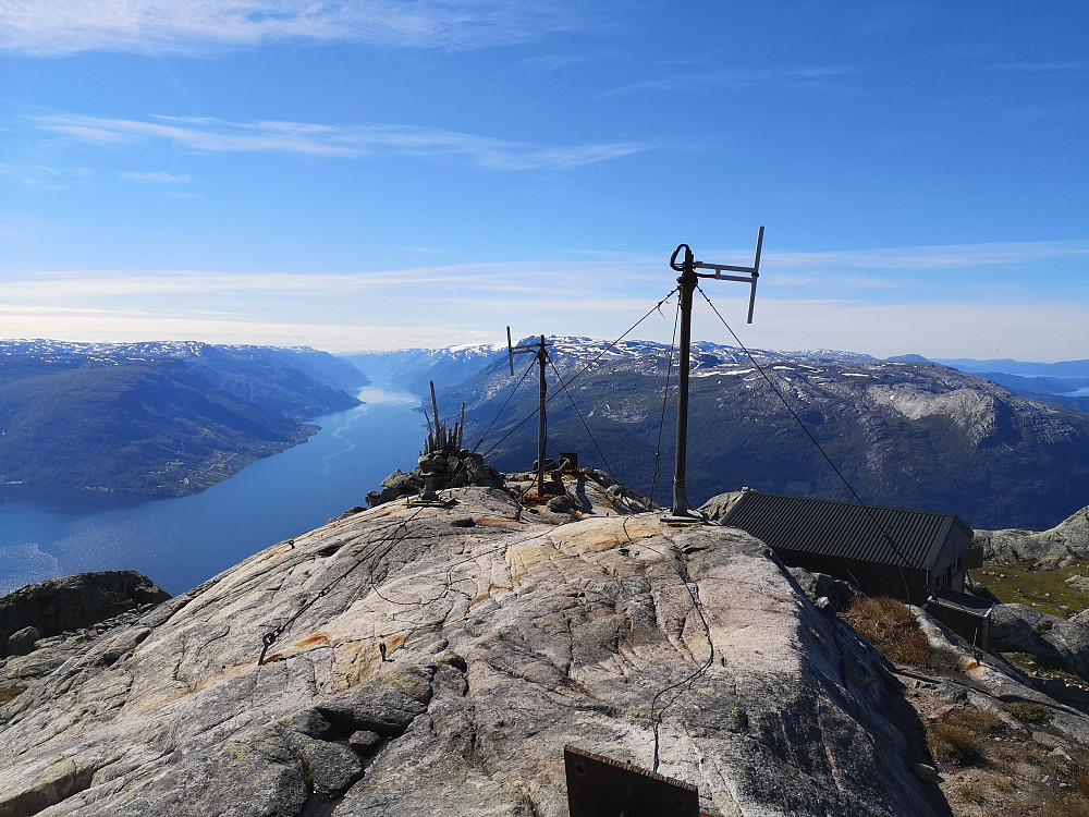 Veten på Oksen 1240.  Hytte og mye boss av div. innretninger. Ser ut som de holder på med opprydding, boss er buntet sammen og der er laget en mindre helikopter landingsplass. 