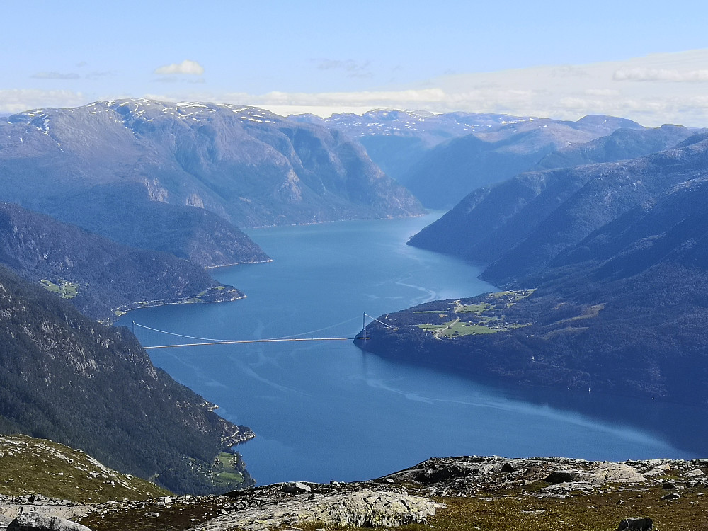 Utsikt innover Eidsfjorden med Hardangerbrua og Hardangerjøkulen