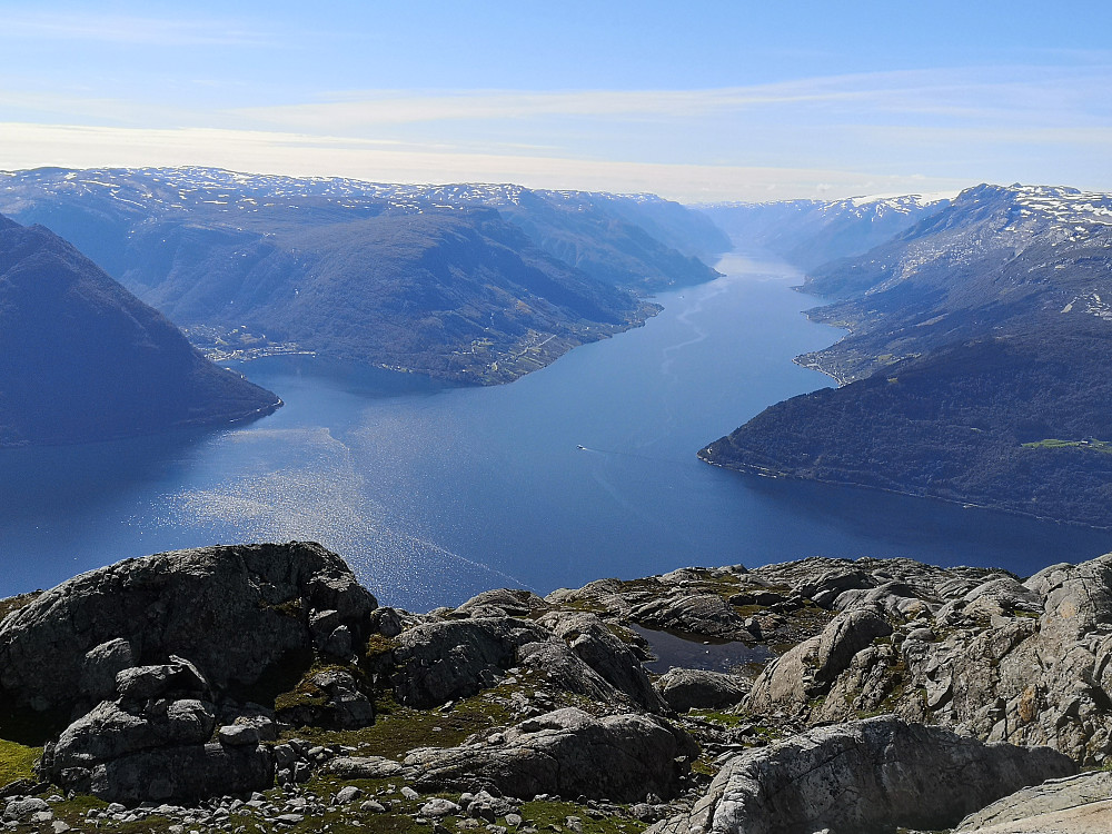 Mot Kinsarvik og Sørfjorden og litt av Folgefonna