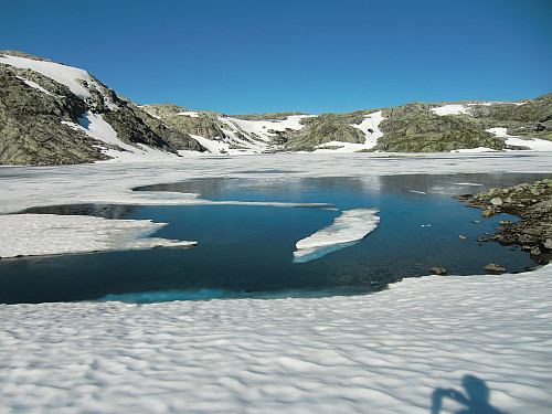 Øverste vannet var islagt av gammel og ny is. 