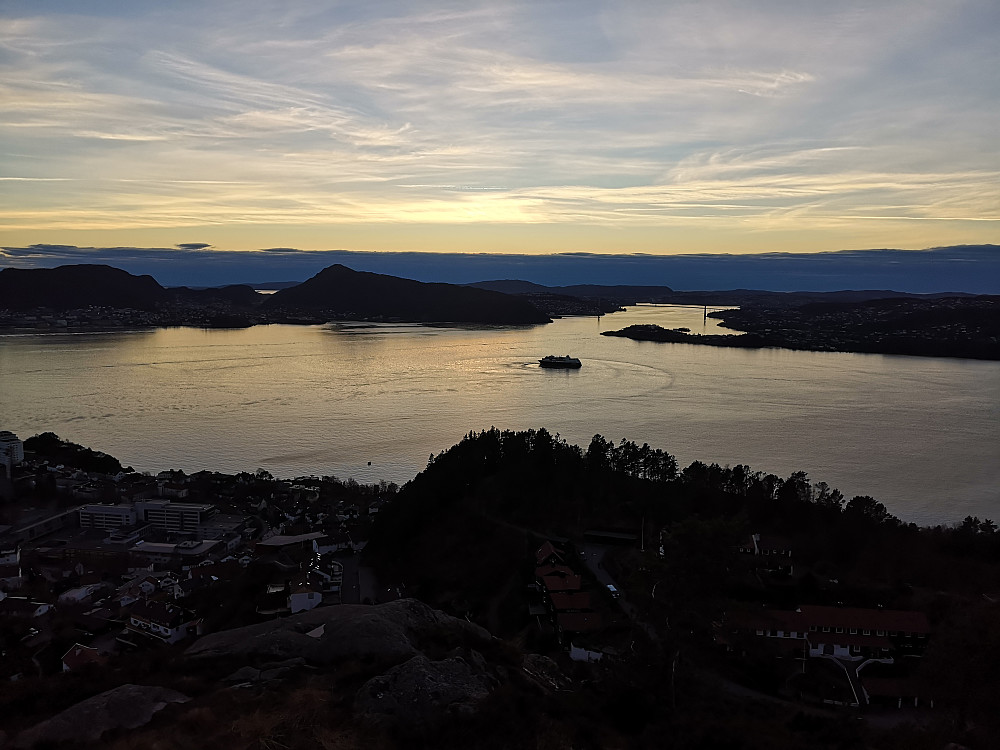 Øver Hurtigruten seg på å gå rundt juletreet ?
