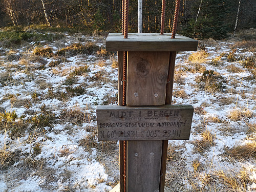 Punktet Midt i Bergen ligger ute på en myr på Landåsfjellet. 