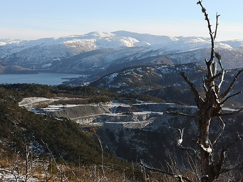 Utsikt fra Svartafjellet. 
Steinknuseverket ved Gaupås med Gullfjellet i bakgrunnen