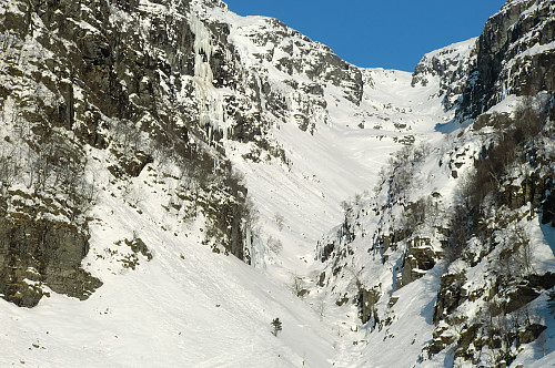 Søre Kjeringadalen, med skispor opp gjennom dalen. 
