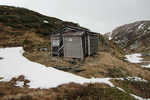 På vei nedover Ulvursfjellet ble det en avstikker ned i et dalsøkk til Laksevåg Røde Kors Hjelpekorps hytte fra 1969. 
