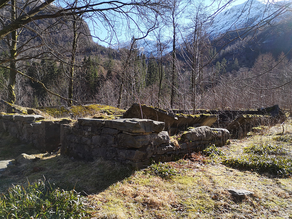 Grunnmuren etter Krutthuset i Isdalen 