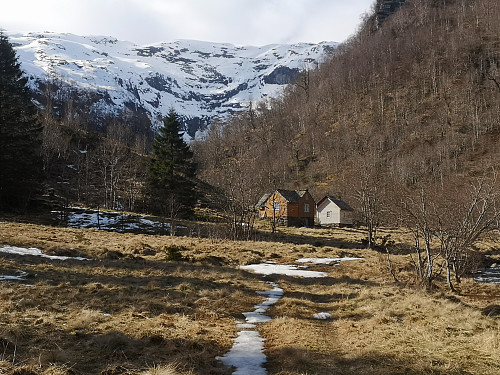 Dalsete, stølshusene på vestsiden av elven. 