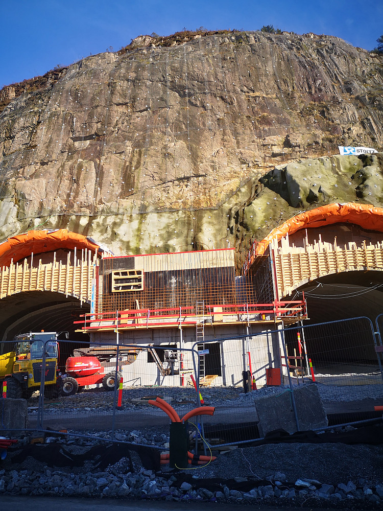 Nordre Lyshovden (115moh) med tunnelåpningene til bybanen og til verdens lengste sykkeltunell som blir 2,7 km. lang