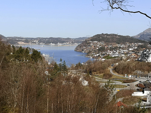Beste utsikt er mot nord med fjellet Knappen og Håkonsvern. 