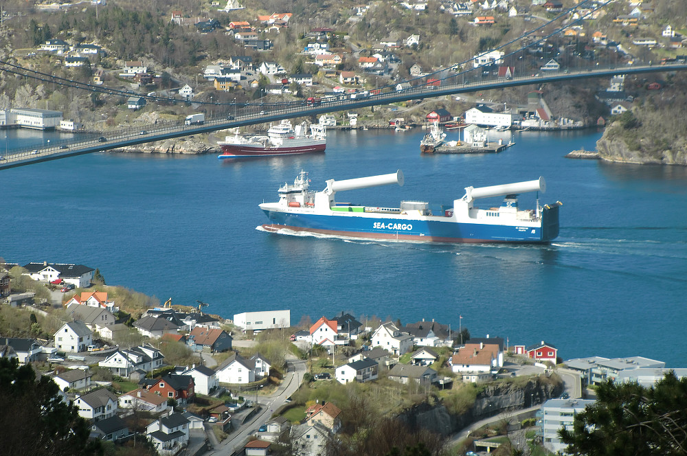 Zoomet bilde av Askøybroen med båter og biler