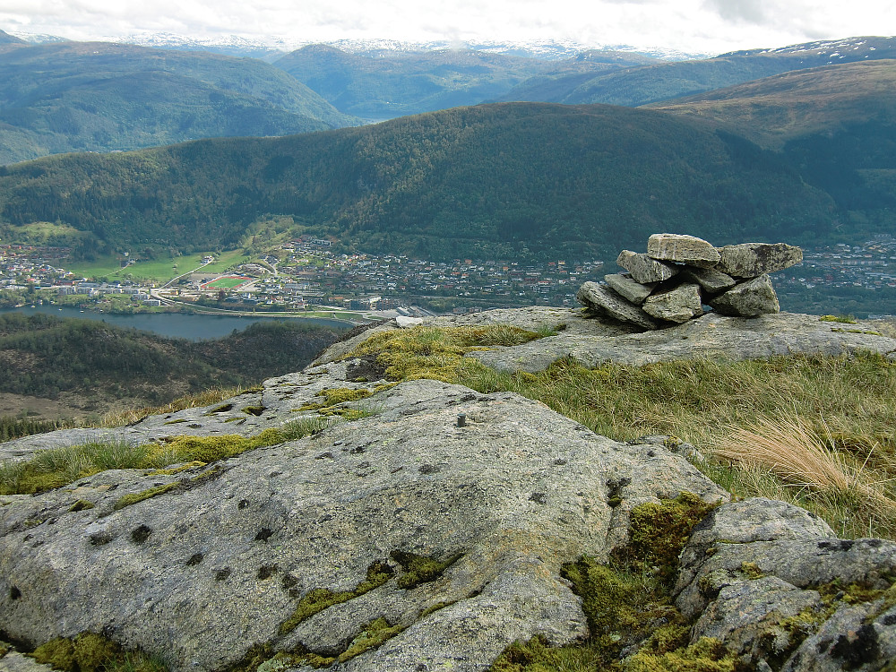 Bjørndalssåta her med trig.p. bolt i fjell. Høyeste punktet ligger noen meter lengre bak. 
