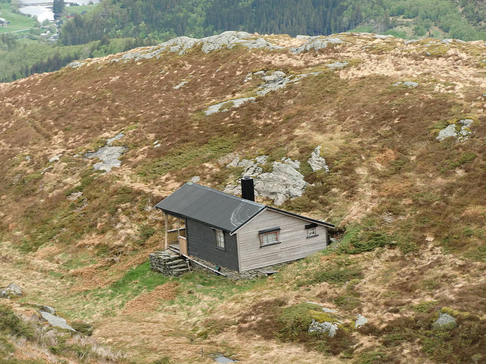 En fjellhytte i et lite dalsøkk rett nord for Såtbotshaugen. Grunnmuren tyder på en eldre hytte, men den er ikke tegnet inn i eldre kart.