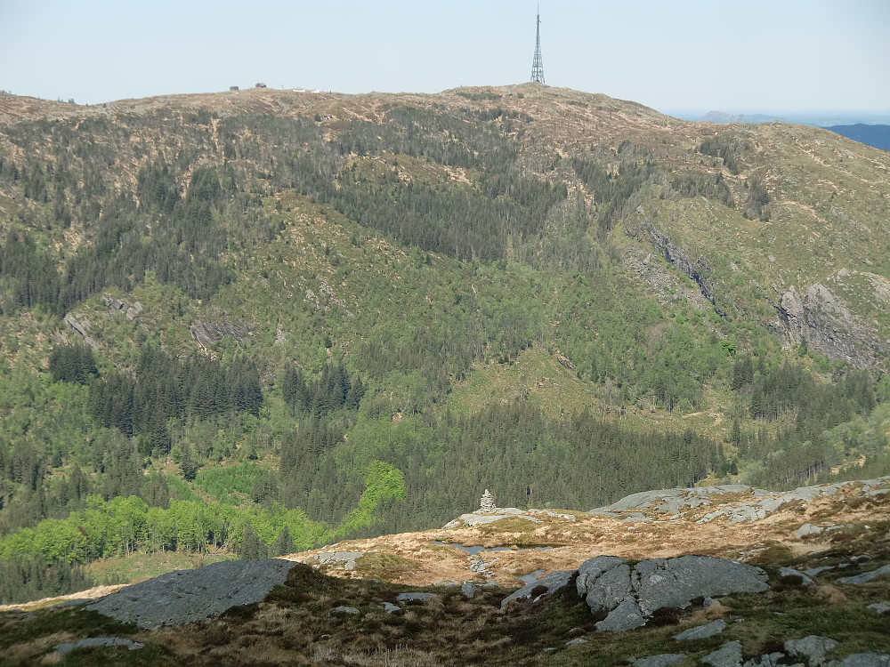 Varde ned på kanten mot Hardbakkedalen. Bilde er zoomet og tatt fra Sangerhytten