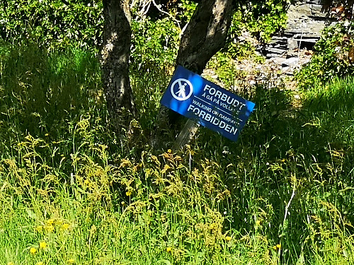 Skiltet forbudt å gå på vollgravene