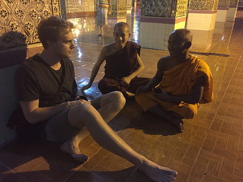 Håkon i samtale med unge munker. Guttene tok kontakt med turister for å lære seg engelsk. 