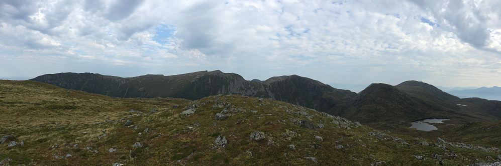 Panorama fra Skåla. Rørsethornet, Ræstadhornet, Grøtet, Fokksåta og Slettheia bak. Oppstadhornet skimtes helt bakerst til høyre. 