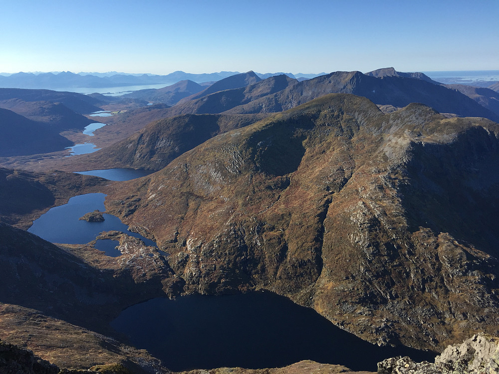 Utsikt fra Stortussen mot Skaret og Molde. Sørtussen nærmest. 