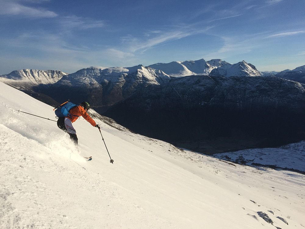 Arnt Owe kjører ned fra Salsnebba på PDG-føre. Sunndalsfjellene bak med blant annet Dronningkrona og Kongskrona