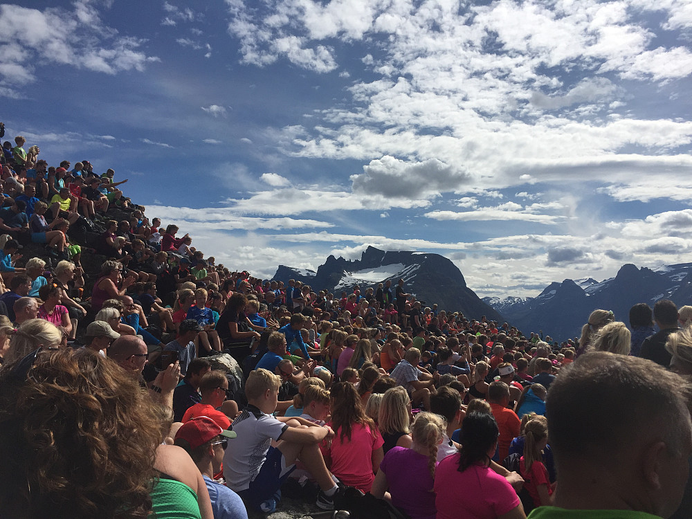 Masse folk på konsert 