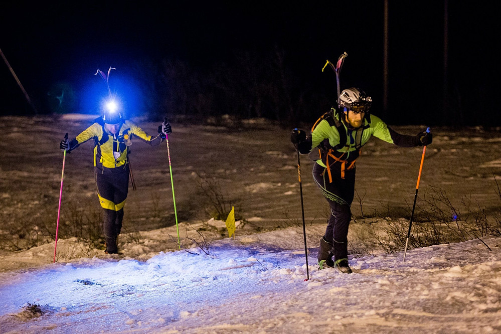 Foto: Robert Veiset. Her vises øyeblikket jeg setter Kjetil Okkenhaug på plass