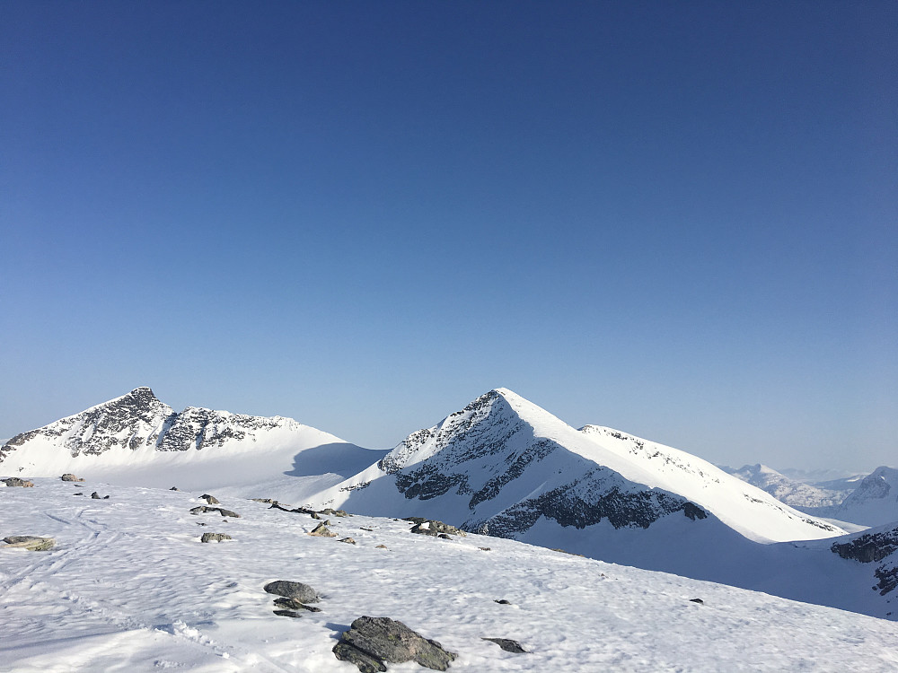 Siste topp Blåfjellet er besteget og vi kan se tilbake på Trollkyrkja og Mulldalsegga