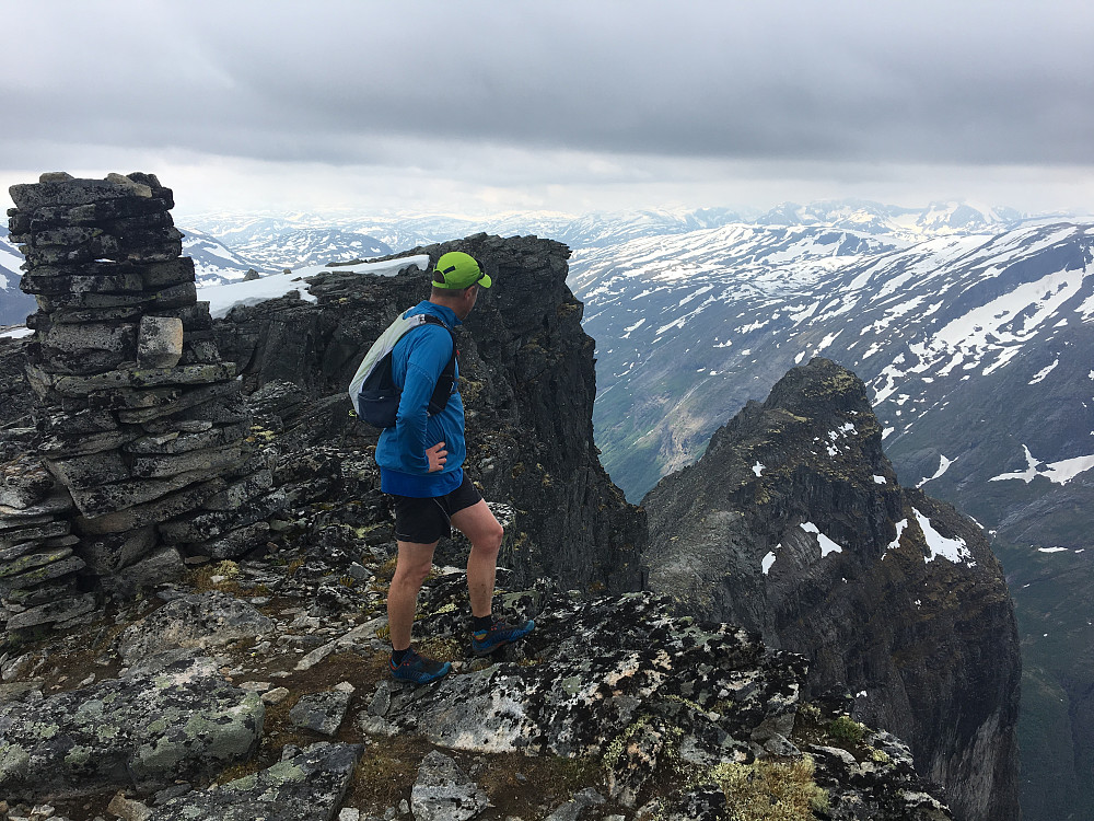 Kalknebba med utsikt mot Hårstadnebba