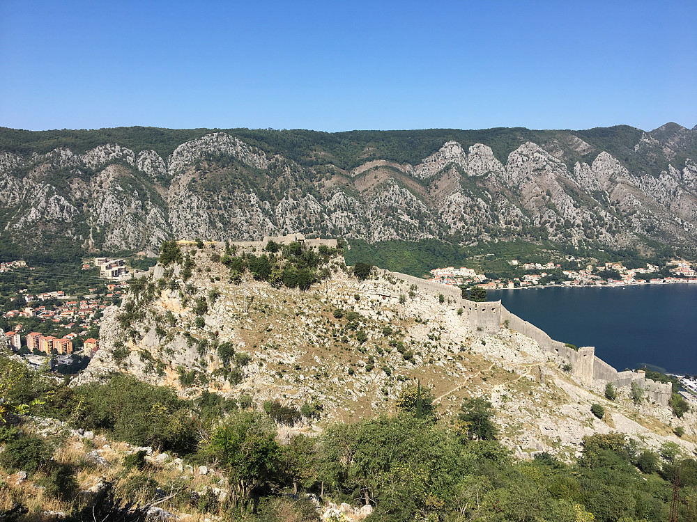 Utsikt bort på Kotor Fort