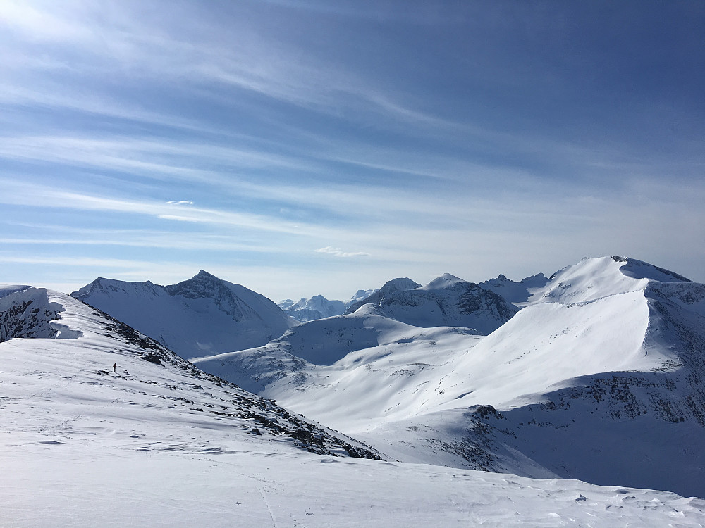 Bildet er tatt fra Helgenya og viser Blåfjellet til venstre og Ljøsåtind helt til høyre i bildet. Kjente fjell i bakgrunnen.