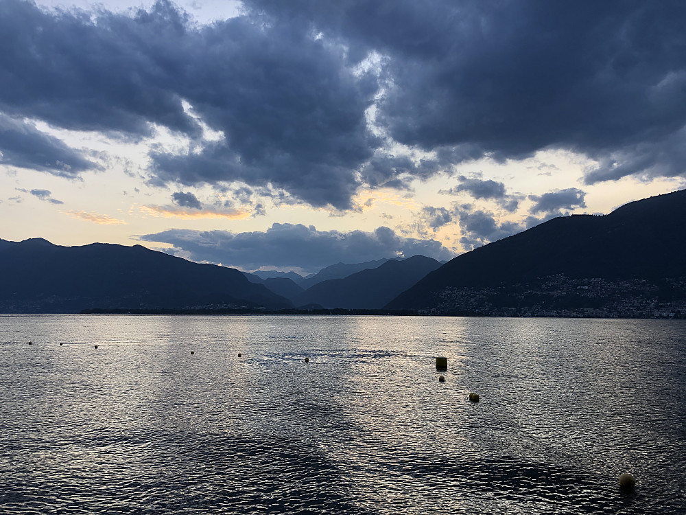 Kveldsbad i Lago Maggiore