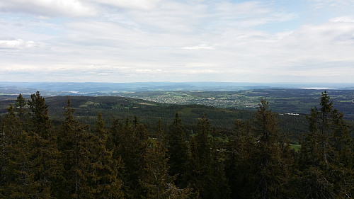 Utsikt mot Raufoss og Mjøsa.