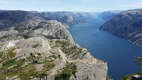 Bilde er tatt mot Preikestolen og innover Lysefjorden, fra Neverdalsfjellet