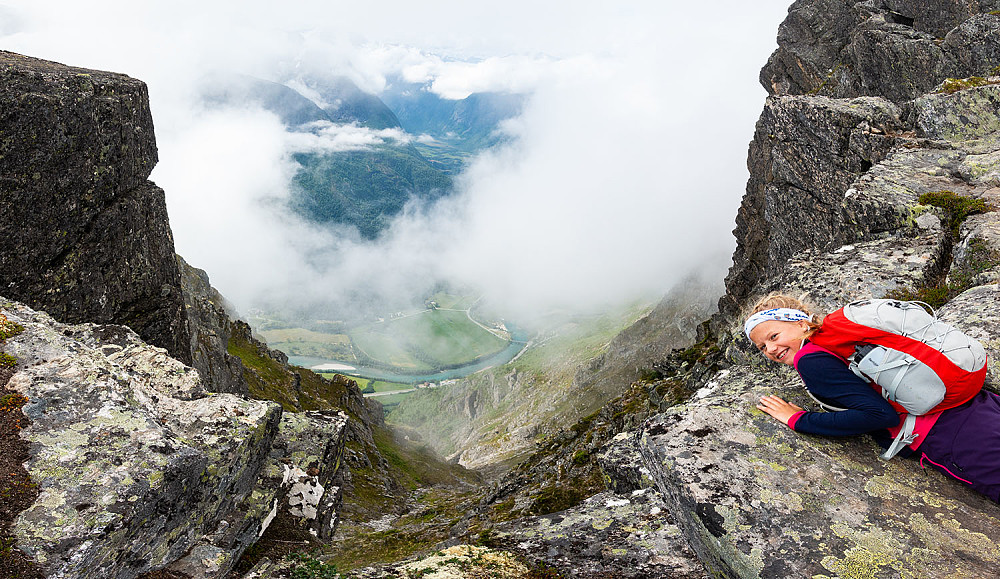 Ine Sofie studerer utsiktigen ned til Romsdalen