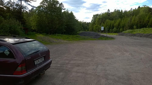 Stor parkeringsplass